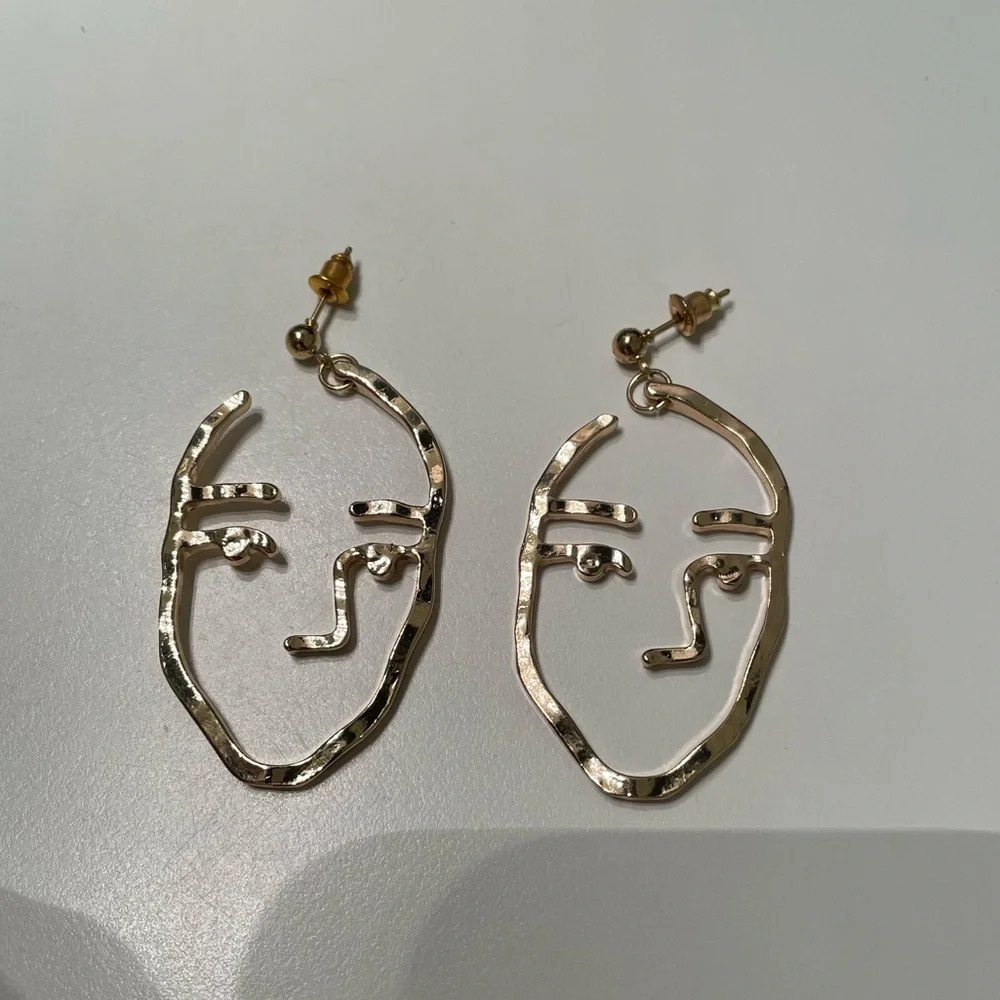 GOLD TONE FACE EARRINGS